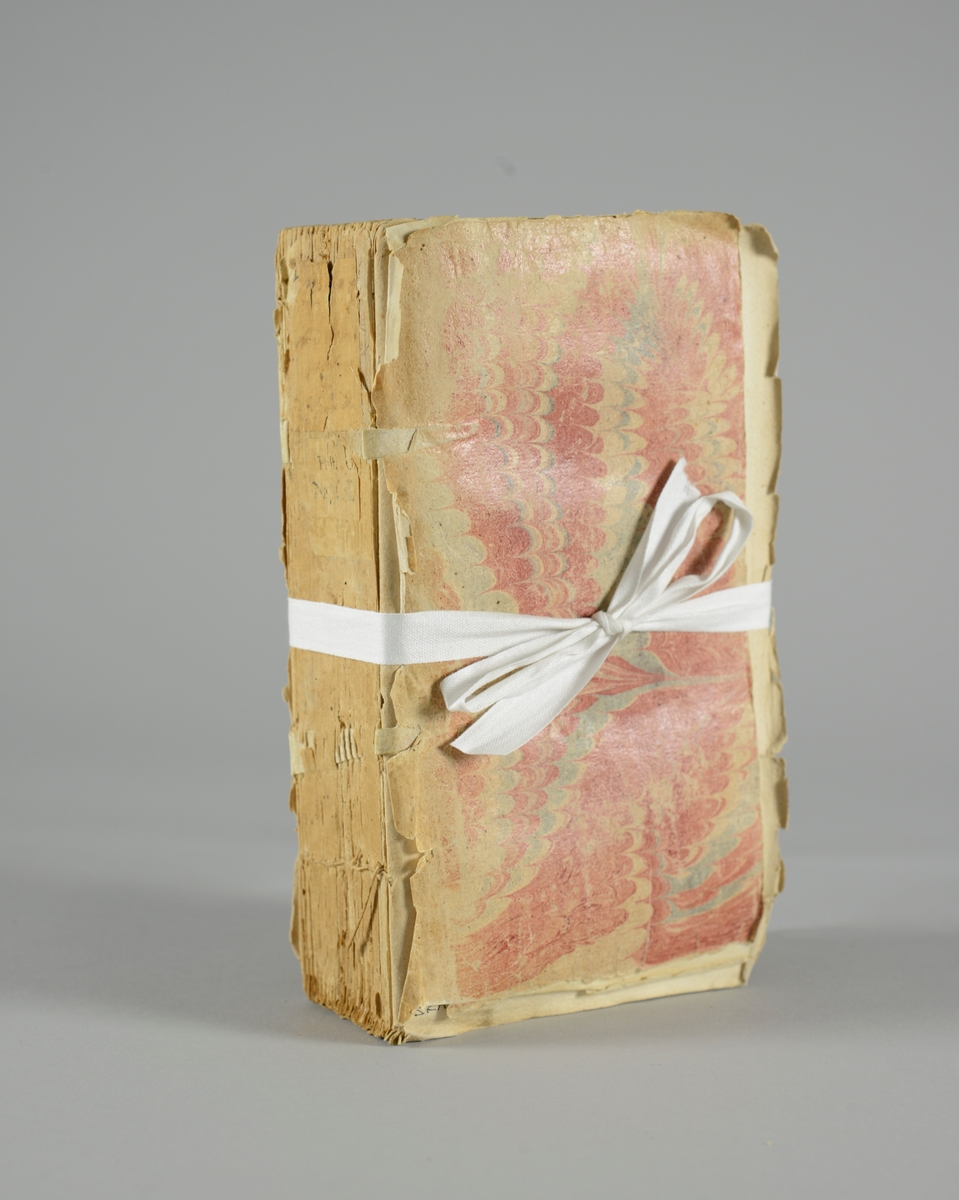 Bok, pappband, "Mémoires de mademoiselle de Montpensier", del 1-2, tryckt 1735 i Amsterdam. Marmorerade pärmar, blekt rygg med etiketter med bokens titel, närmast utplånad, och nummer. Oskuret snitt. Plansch. Med anteckning om inköp.