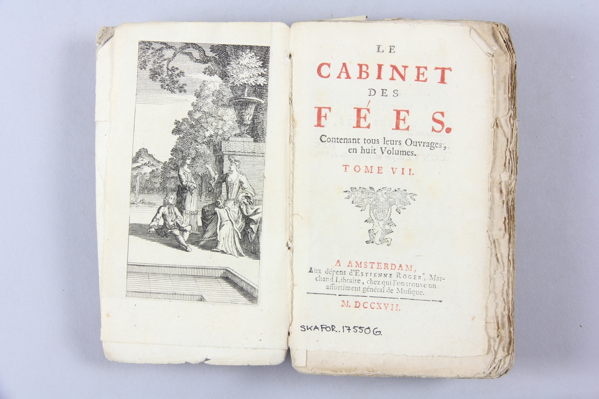 Bok, pappband, "Le Cabinet des Fées", del 7, tryckt 1717 i Amsterdam. Marmorerade pärmar, blekt rygg med etiketter med bokens titel och nummer. Oskuret snitt. Illustrerad med kopparstick.