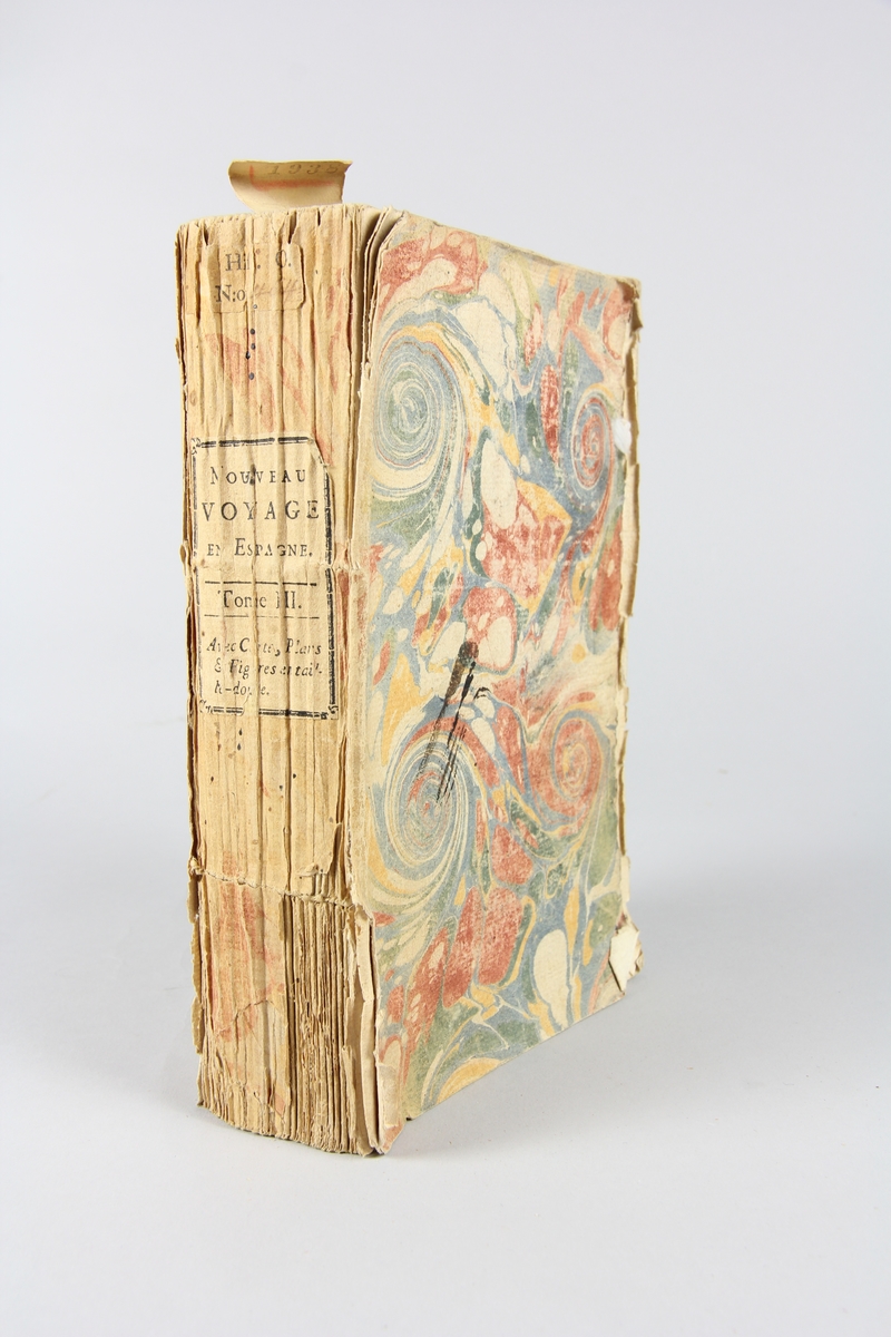 Bok, häftad, "Nouveu voyage en Espagne", del 3, tryckt i Paris 1789. Pärmen av marmorerat papper. Med skurna snitt.
På ryggen tryckta pappersetiketter med volymens samlingsnummer och titel. Med flera planscher.