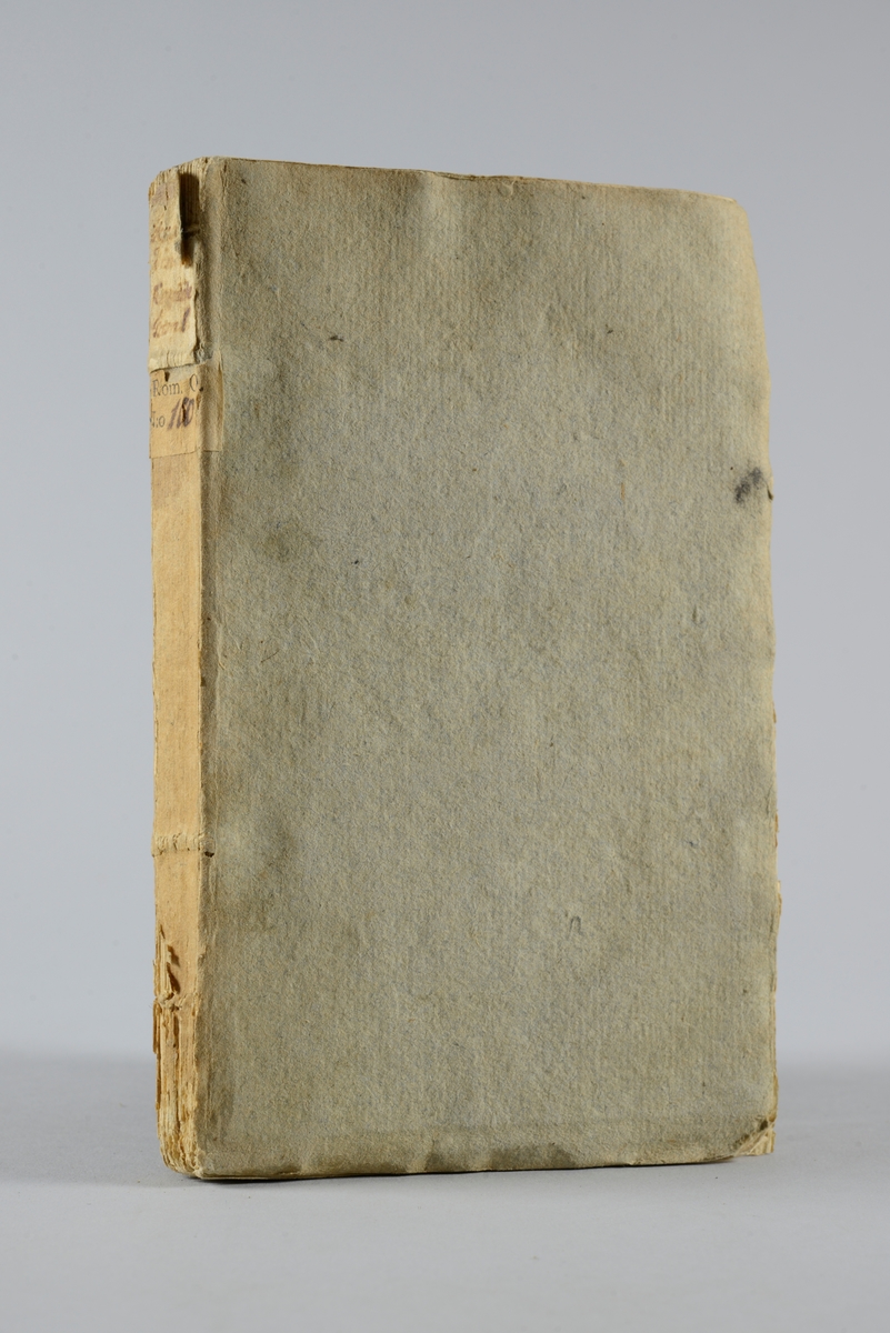 Bok, pappband,"Féraddin et Rozéide, conte morale, politique et militaire", del 1, tryckt 1765 i Gaznah.
Pärm av gråblått papper, oskuret snitt. På ryggen pappersetikett med volymens namn och nummer. Ryggen blekt.
Anteckning om inköp.