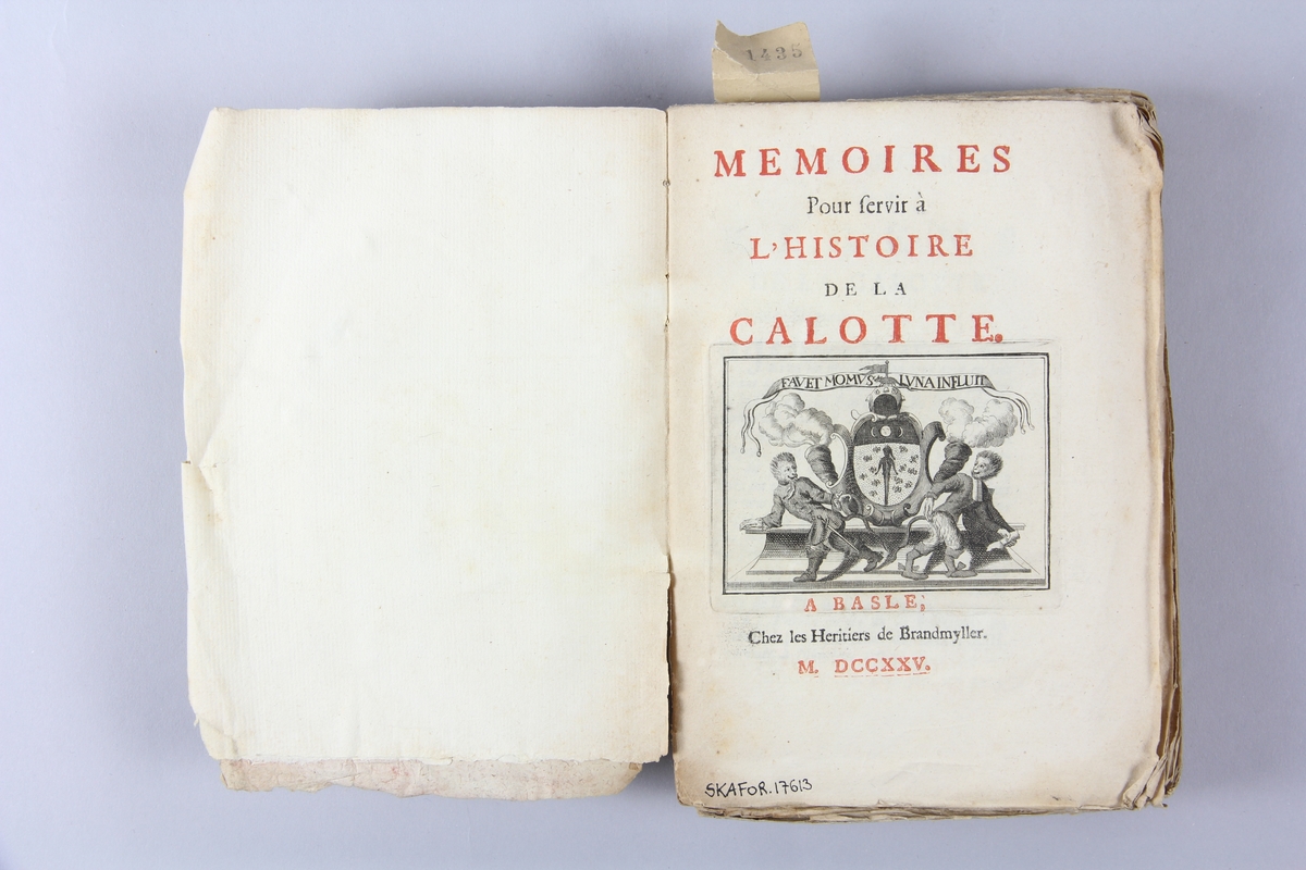 Bok, häftad, "Mémoires pour servir à l´histore de la calotte", tryckt 1725 i Basel. Pärmar av marmorerat papper, blekt rygg, svårlästa etiketter med bokens titel och samlingsnummer. Oskuret snitt.