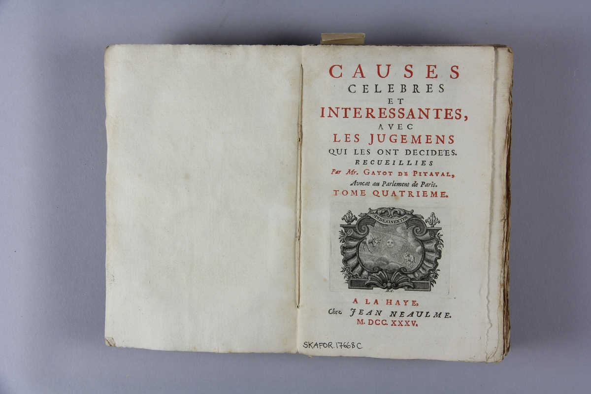 Bok, häftad, "Causes celèbres et interessantes", del 4, tryckt 1735 i Haag.
Pärm av marmorerat papper, oskuret snitt. Blekt rygg med pappersetikett med volymens namn, oläsligt, och samlingsnummer.