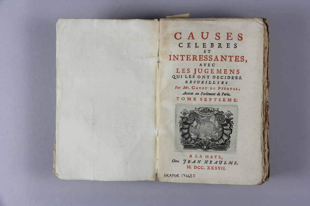 Bok, häftad, "Causes celèbres et interessantes", del 7, tryckt 1737 i Haag.
Pärm av marmorerat papper, oskuret snitt. Blekt rygg med pappersetikett med volymens namn, oläsligt, och samlingsnummer.