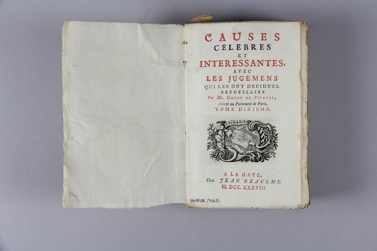 Bok, häftad, "Causes celèbres et interessantes", del 10, tryckt 1738 i Haag.
Pärm av marmorerat papper, oskuret snitt. Blekt rygg med pappersetikett med volymens namn, oläsligt, och samlingsnummer.