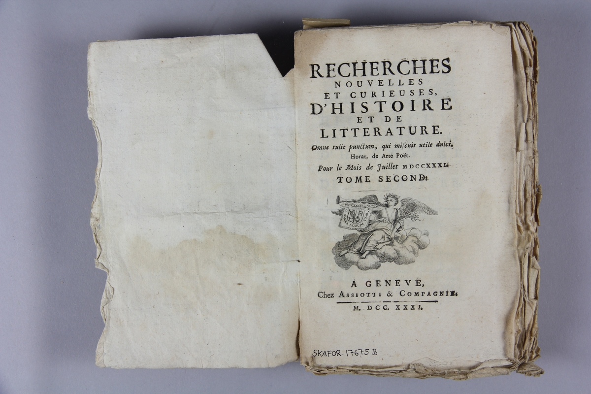 Bok, häftad, "Recherches nouvelles et curieuses d´histoire et de litterature", del 2, tryckt 1731 i Geneve.
Pärm av marmorerat papper, oskurna snitt. Blekt och skadad rygg med etikett med samlingsnummer.