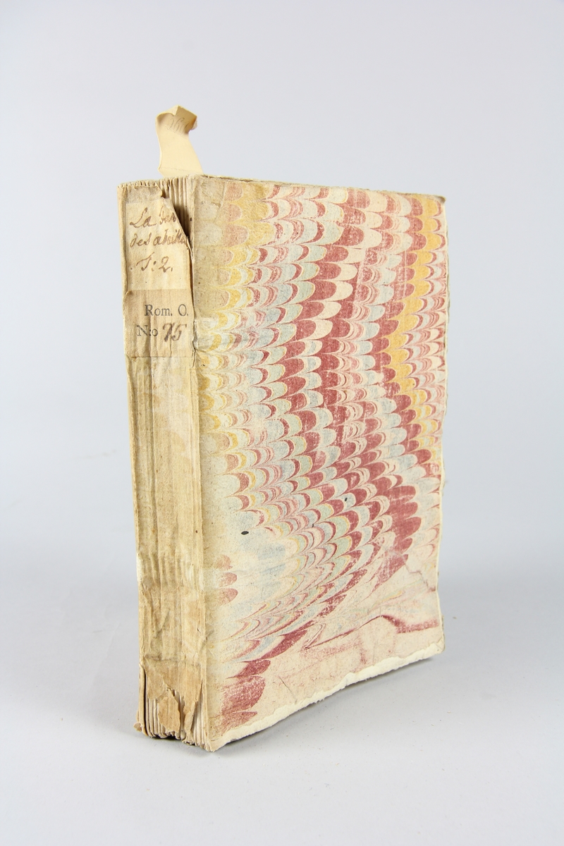 Bok, häftad, "La fable des abeilles, ou les fripons", del 2, tryckt i London 1740.
Pärm av marmorerat papper, oskurna snitt. På ryggen klistrade pappersetiketter med volymens namn och samlingsnummer. Ryggen blekt.