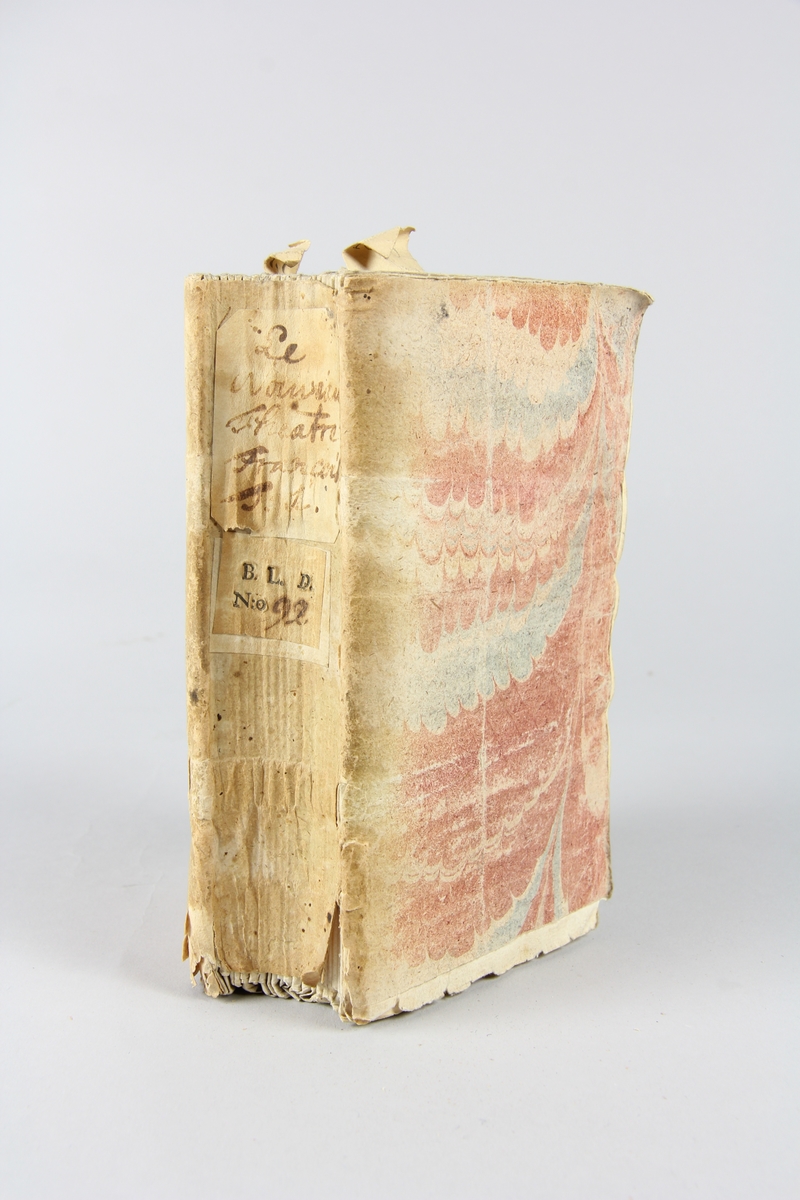 Bok, häftad, "Le nouveau theatre françois", del 1, tryckt i Delft 1723.
Pärm av marmorerat papper, oskurna snitt. På ryggen klistrade pappersetiketter med volymens namn och samlingsnummer. Ryggen blekt. Anteckning om inköp.