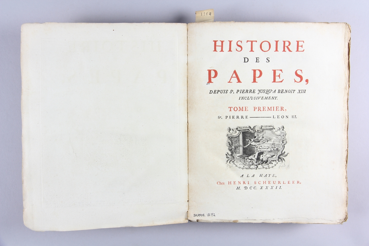 Bok, häftad,"Histoire des Papes", del 1.  Pärmar av marmorerat papper, oskuret snitt. Blekt och skadad rygg med etikett med titel och samlingsnummer. Anteckning om inköp.