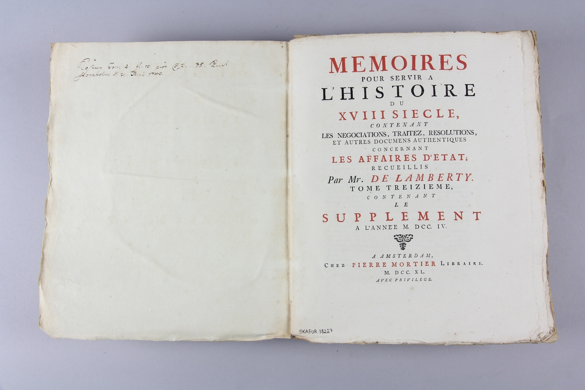 Bok, häftad "Mémoires pour servir à l'histoire du XVIII siecle" del 13. Pärmar av marmorerat papper, blekt och skadad rygg. Anteckning om inköp.