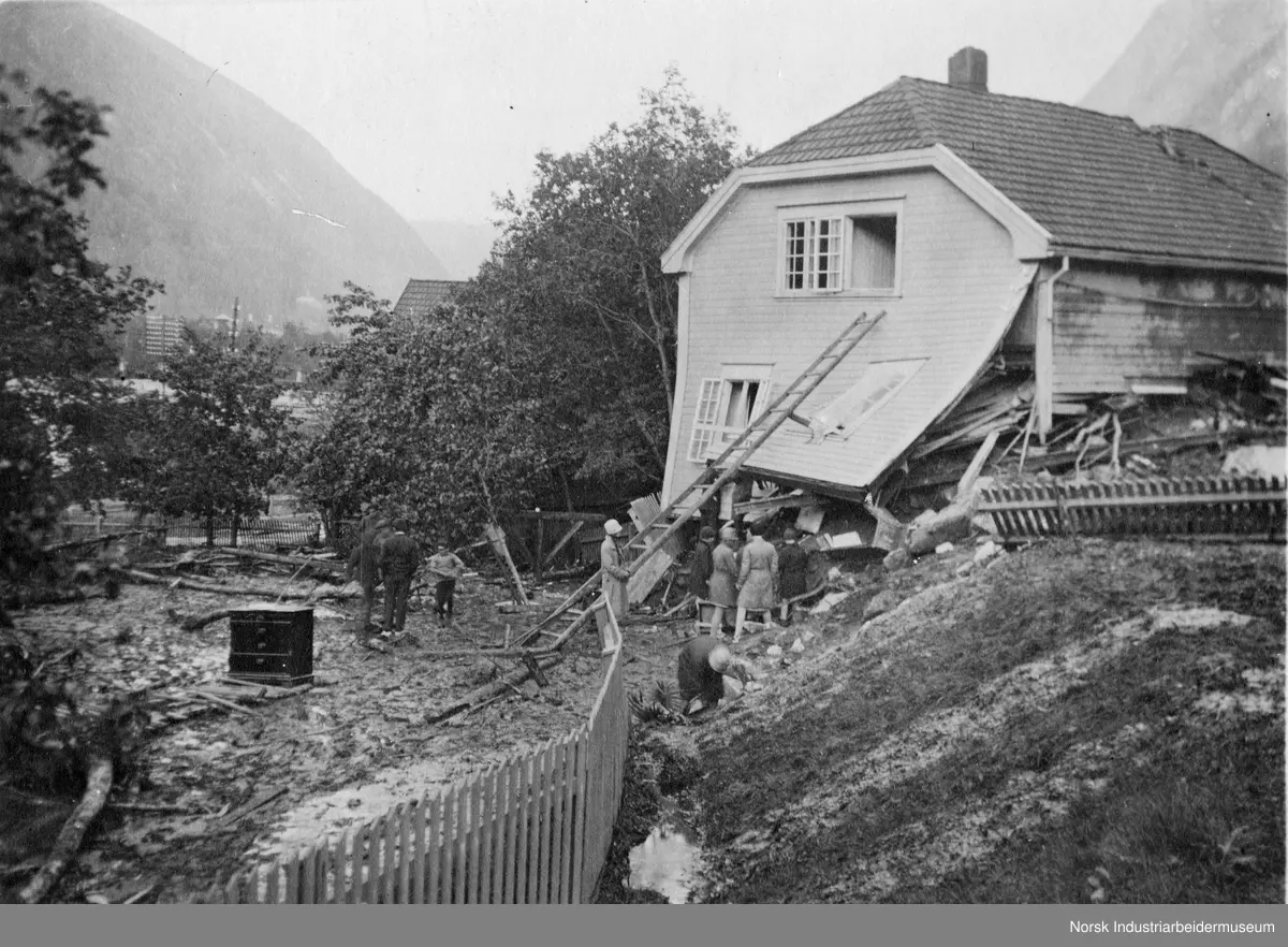 hus-delagt-av-ras-en-kommode-er-tatt-ut-i-hagen-norsk