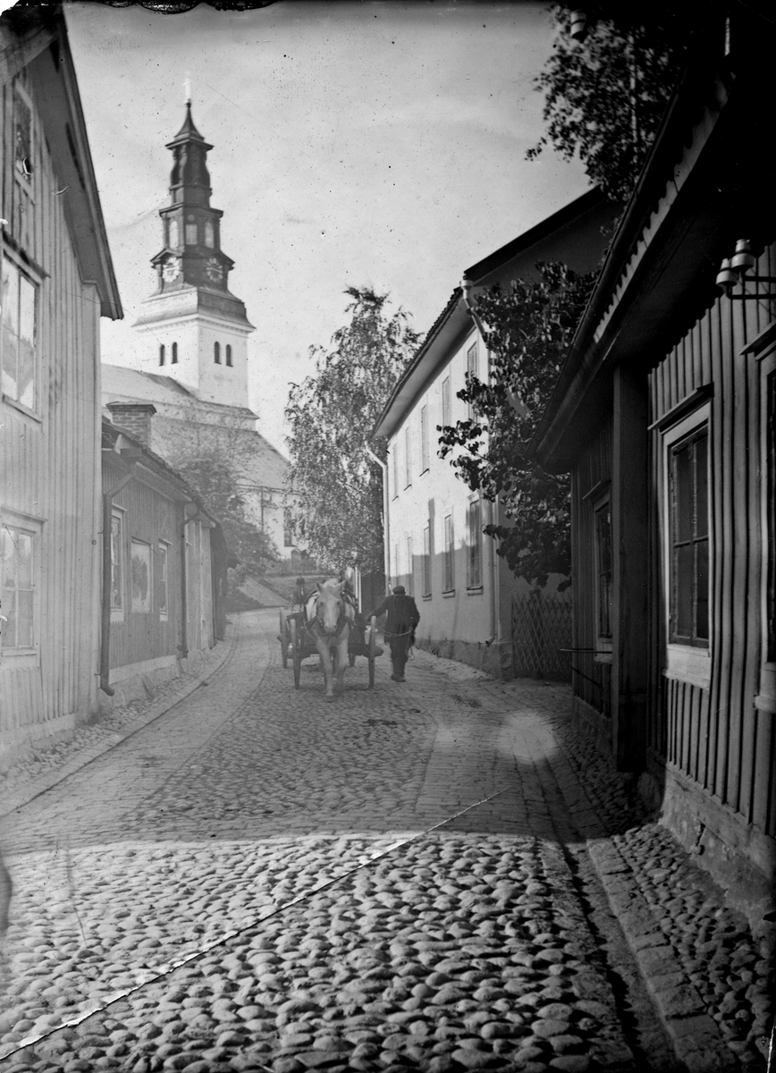 St. Kyrkogatan med trähus, ca 1910.