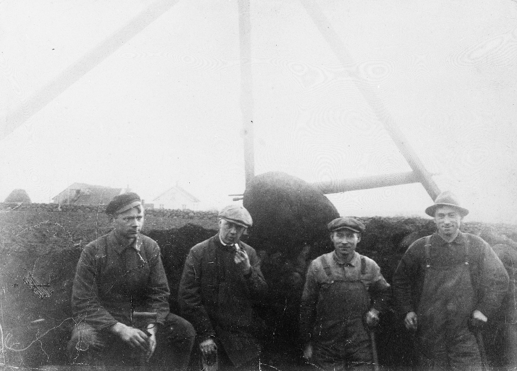 Utgraving av gravhaug 1924 - 25. Personane er frå venstre Jan Haugland, museumsdirektør Jan Pettersen, Otto Haugland, Oskar Haugland. Husa i bakgrunnen tilhøyrer Ole P. Haugland.