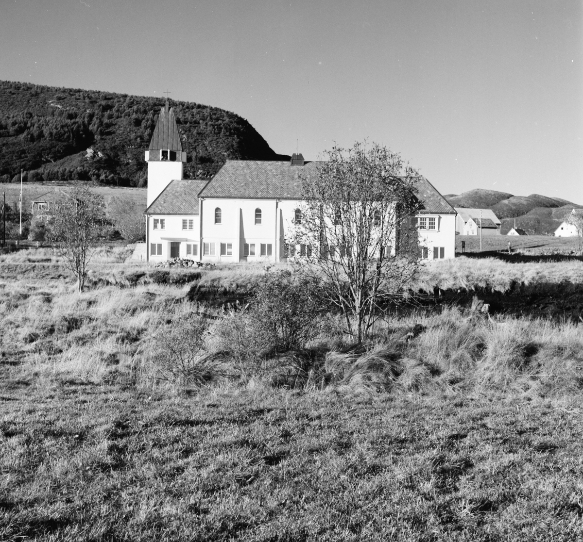 Prospektfotografier av Valderøy kirke.