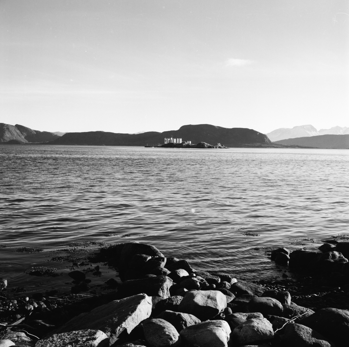 Prospektfotografi av Valderhaugfjorden med Kjeholmen i forgrunnen og Ellingsøy i bakgrunnen.