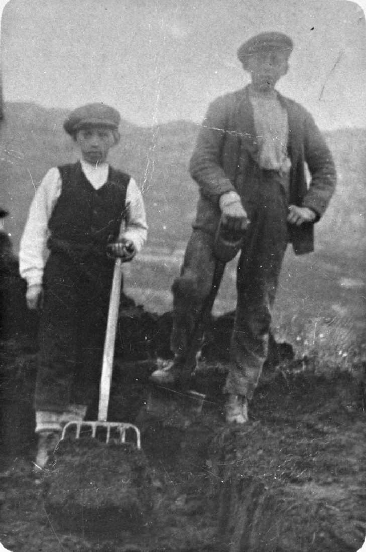 Leirfjord, Ulvangen. To barn i arbeid på torvmyra med torvspade og greip.