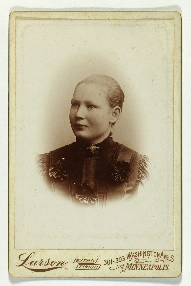 Portrett av en ukjent ung kvinne.