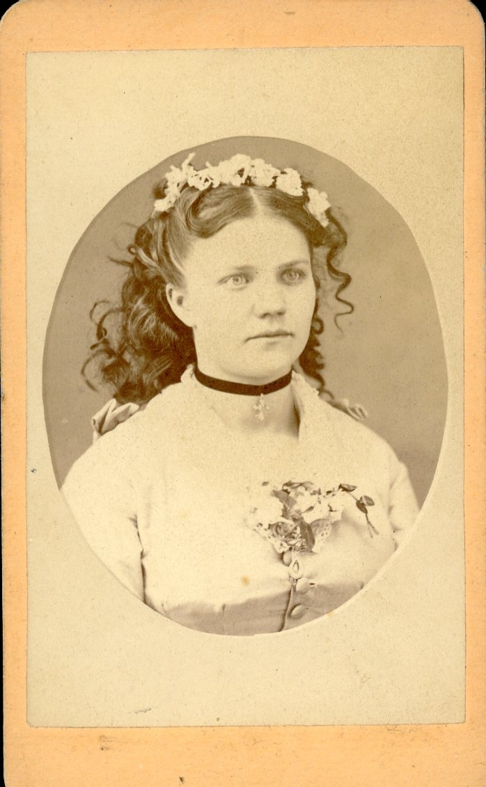 Kabinettsfotografi: okänd ung kvinna med lockigt hår och hårband.