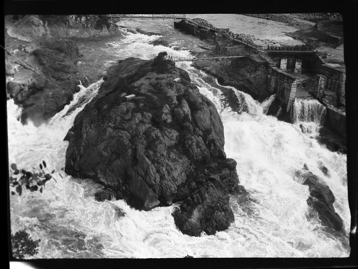 Trollhättans vattenfall. I fotografens egna anteckningar står det: "Resa Trollhättan - Lilla Edet."