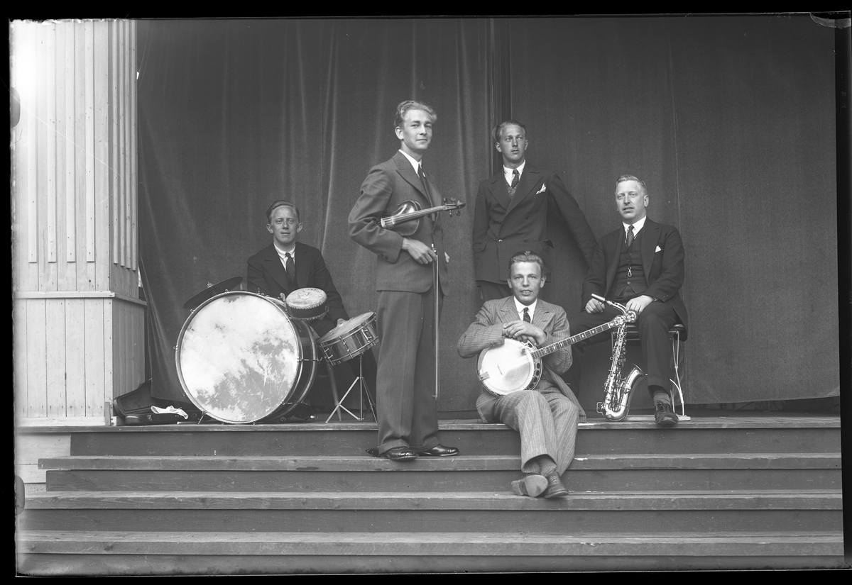 Fem medlemmar i "Jazzkapellet" står uppställda med sina instrumment inför en spelning i Parken. Midsommarafton 1932.