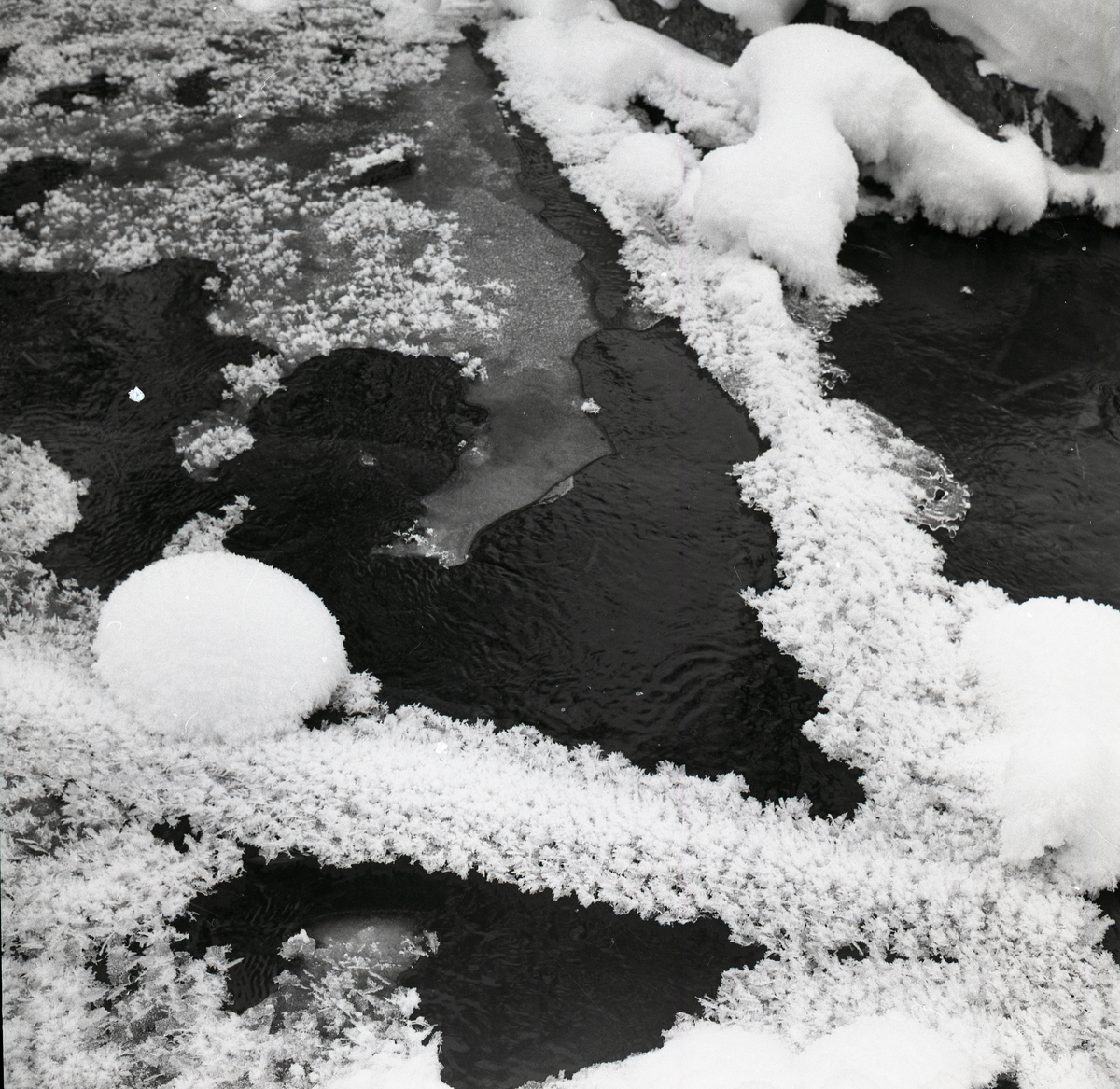 Rimfrost på isflak vid badet i Bollnäs, 13 december 1958.