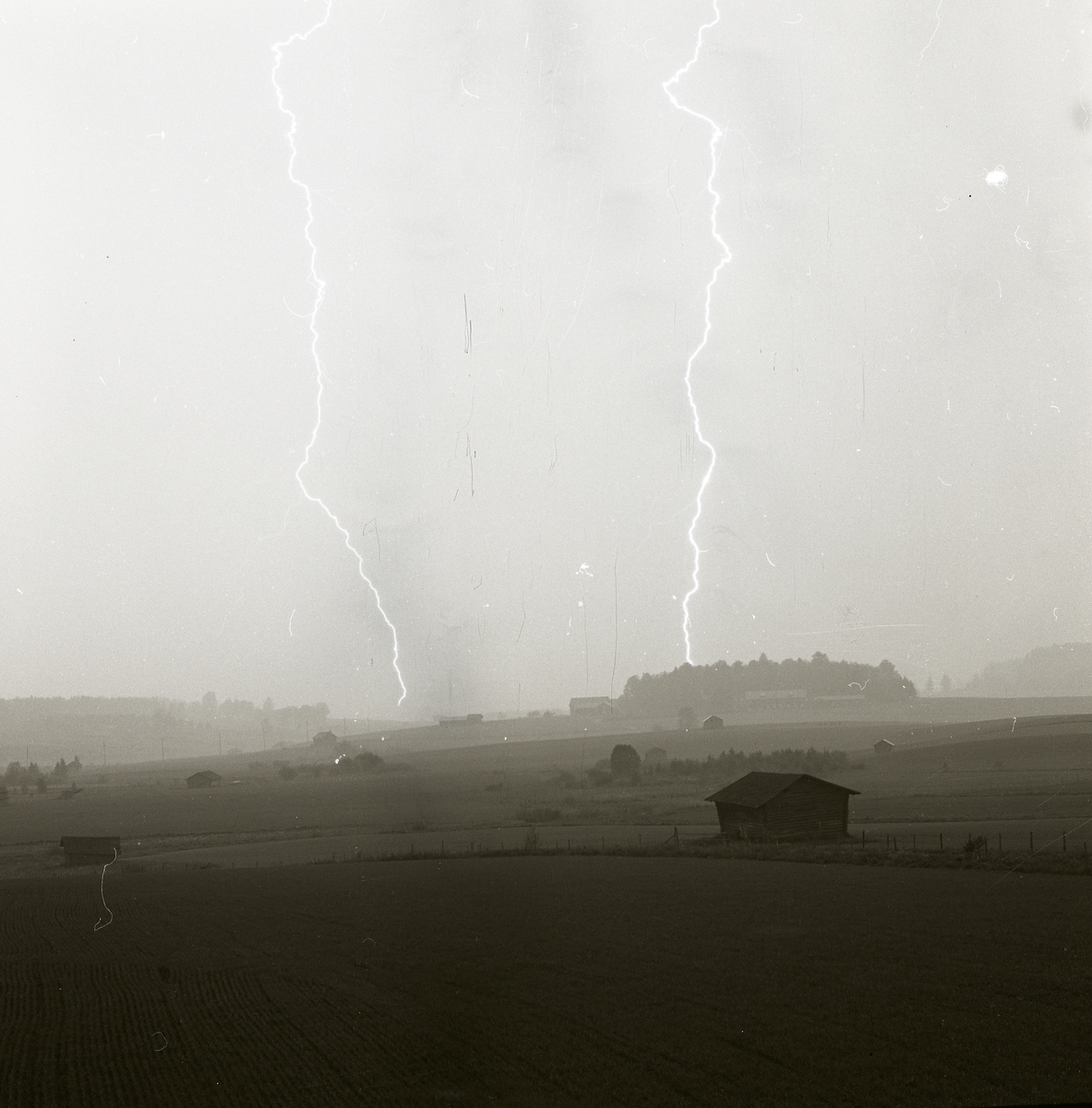 Två blixtar slår ner under natten mellan den 11-12 juni 1964.