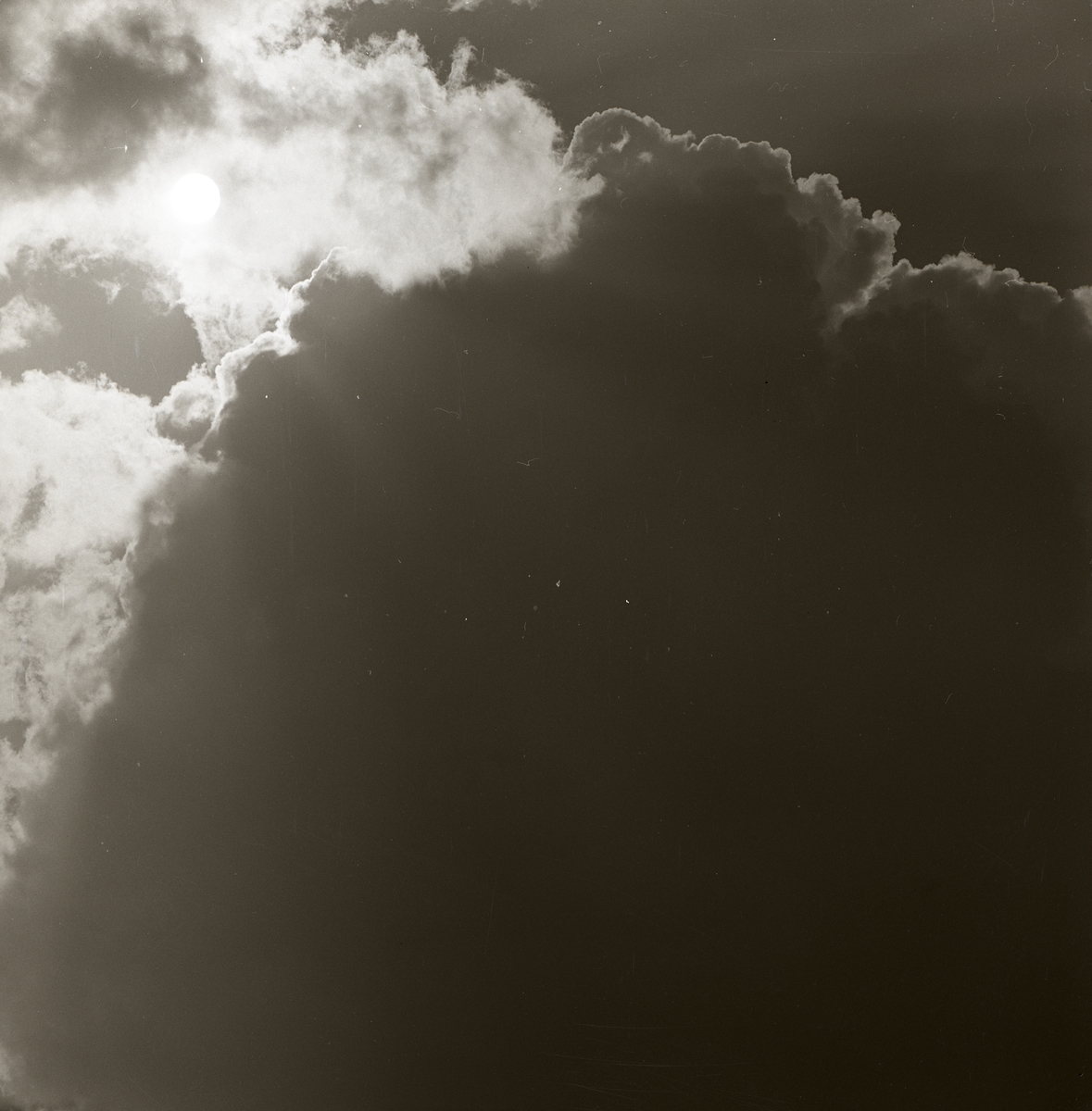 Solen bryter igenom mörka molntäcket på himlen, juni 1960.