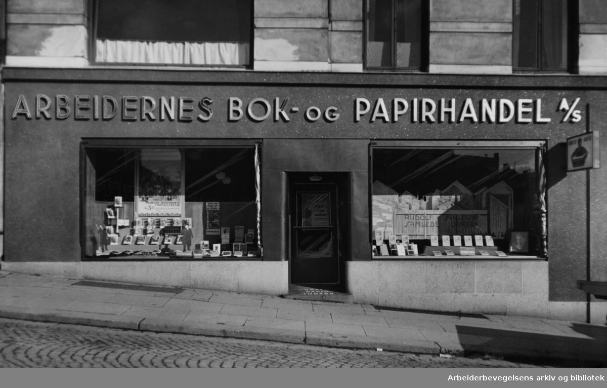 Arbeidernes Bok og Papirhandel a.s. i det gamle Folkets Hus. Juli 1959