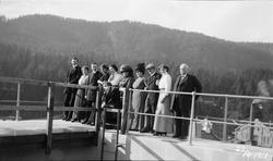 Kvinner og menn på besøk ved damanlegget ved Tinfos.