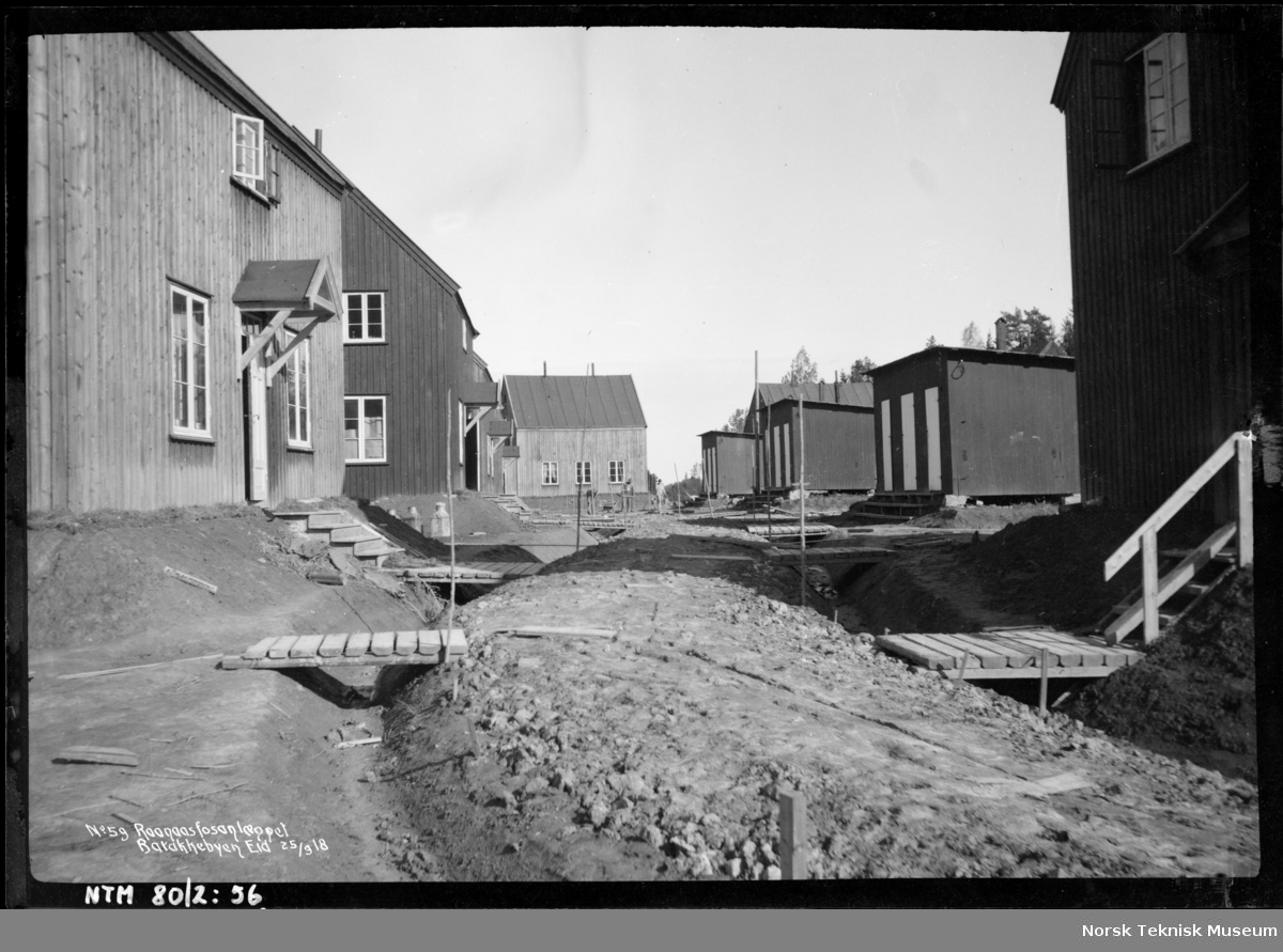 Brakkebyen Eid. Arbeiderboliger til Rånåsfoss kraftverk fotografert i forbindelse med utbyggingen av Raanaasfossen 1918-1930