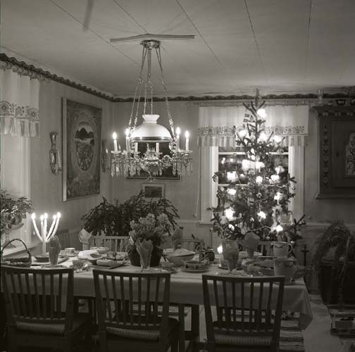 Salen vid gården Sunnanåker är pyntad för jul med gran och julbord, 1984.