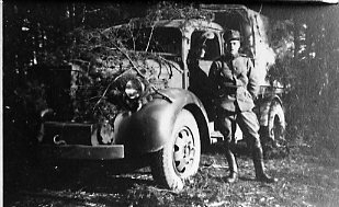 Soldat vid en lastbil. I. eller II. kårdivisionen, A 6.
