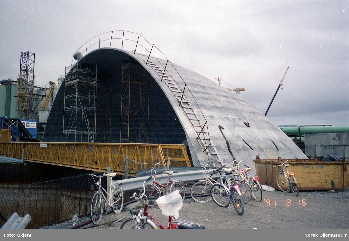 Betongunderstellet til Draugen er under bygging i Jåttåvågen ved Stavanger.  Mye av rør og utstyr skal monteres under byggeprosessen.
Kuletopp for cellene i bunnseksjonen er her avbildet.