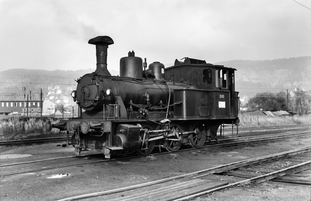 Damplokomotiv type 25a nr. 240 i skiftetjeneste på Sundland ved Drammen.
