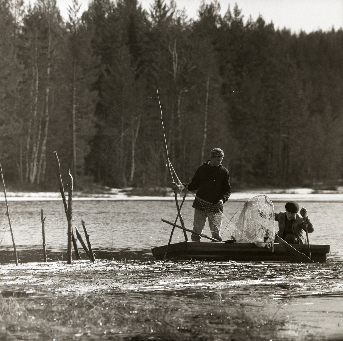 Män ombord på flotte sätter ut en ryssja, Lillhisjön 19 apri 1959.