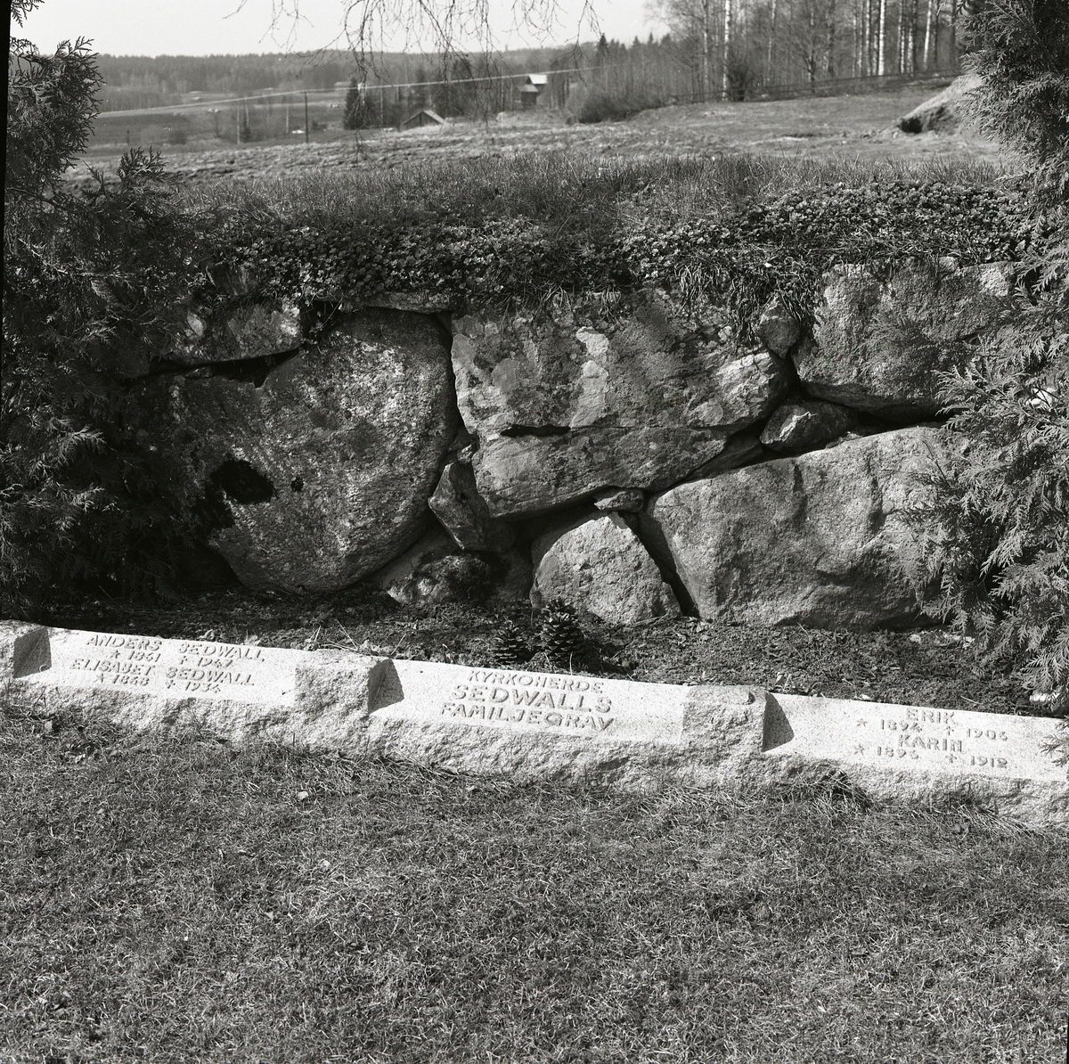 Sedvalls familjegrav på Rengsjö kyrkogård. Kristi himmelsfärd, 7 maj 1986.