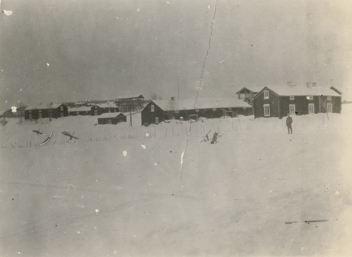 Text i fotoalbum: "Vinterövningarna vid Umeå 1916. Sörfors."
