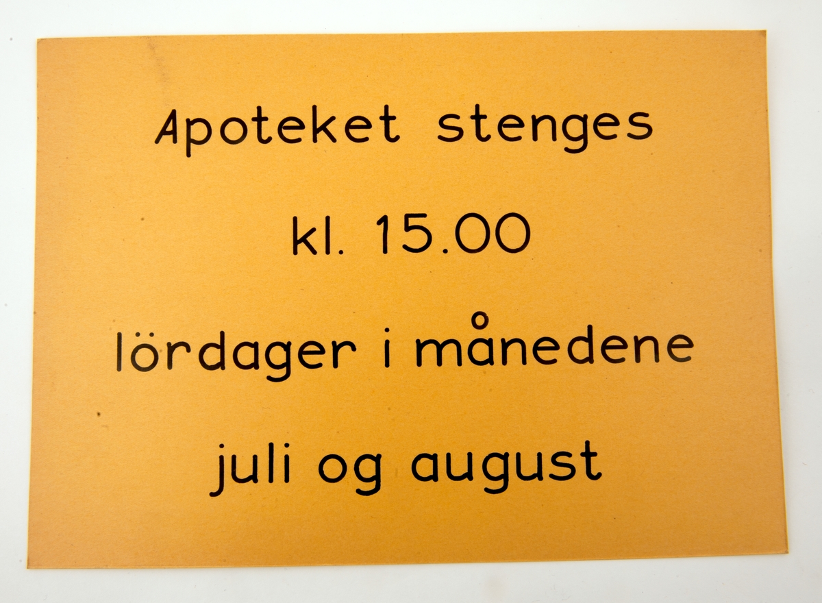 2 plakater med svart tekst på hvit papp.
Den av plakatene som er registrert som gjenstand er gul med svart tekst.