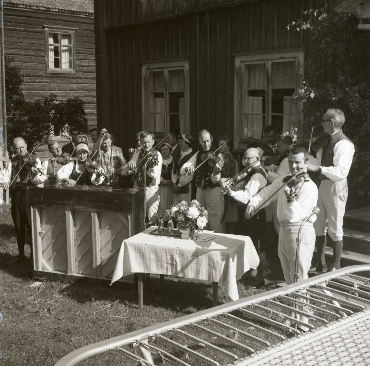 En grupp spelmän intill hembygdsgården, Rengsjö.