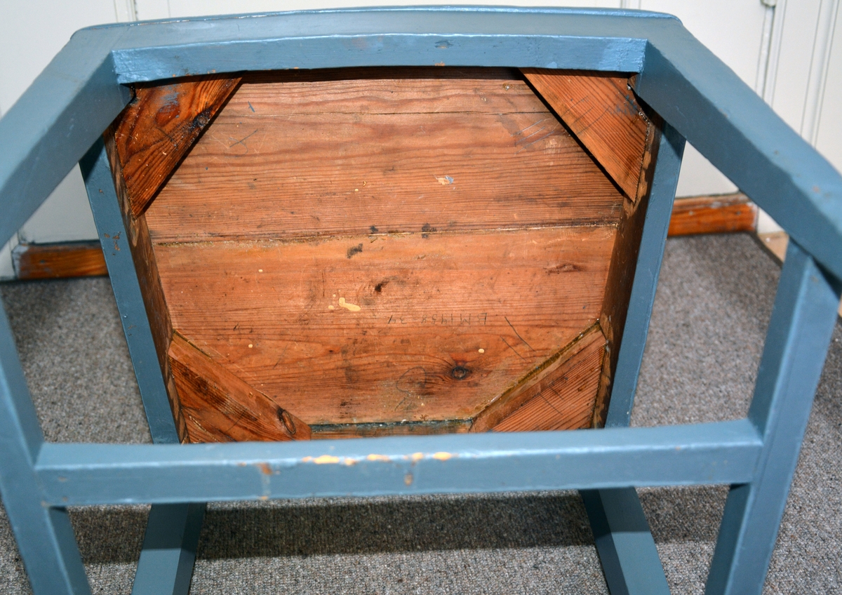 Stol. Fra protokollen: Kjøkkenstol av furu, sein bondeempire type. Dekorativt utformet ryggsprosse med sirkel i midten, malt gråblå.