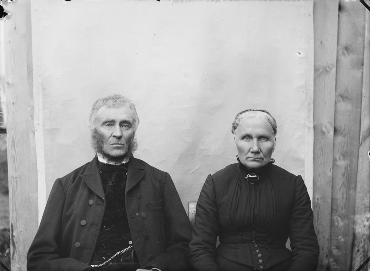 Ola og Kari Mølmen. Ole (1830-1912) gift 1854 med Kari Hansd. fra Søre Sør-Einbu (1835-1917). De hadde 10 barn. (Kilde Bygdebok for Lesja 1, side 299)