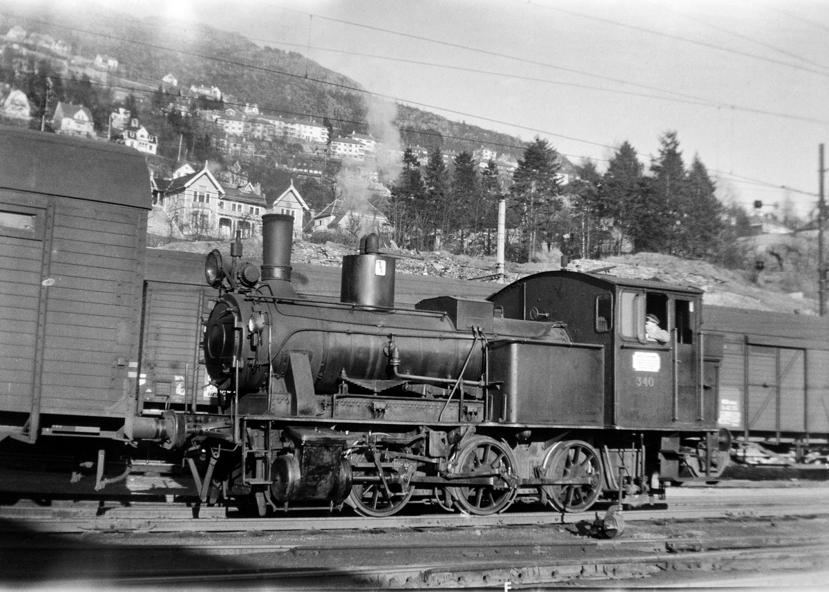 Damplokomotiv type 25b nr. 340 i skiftetjeneste på Bergen stasjon.