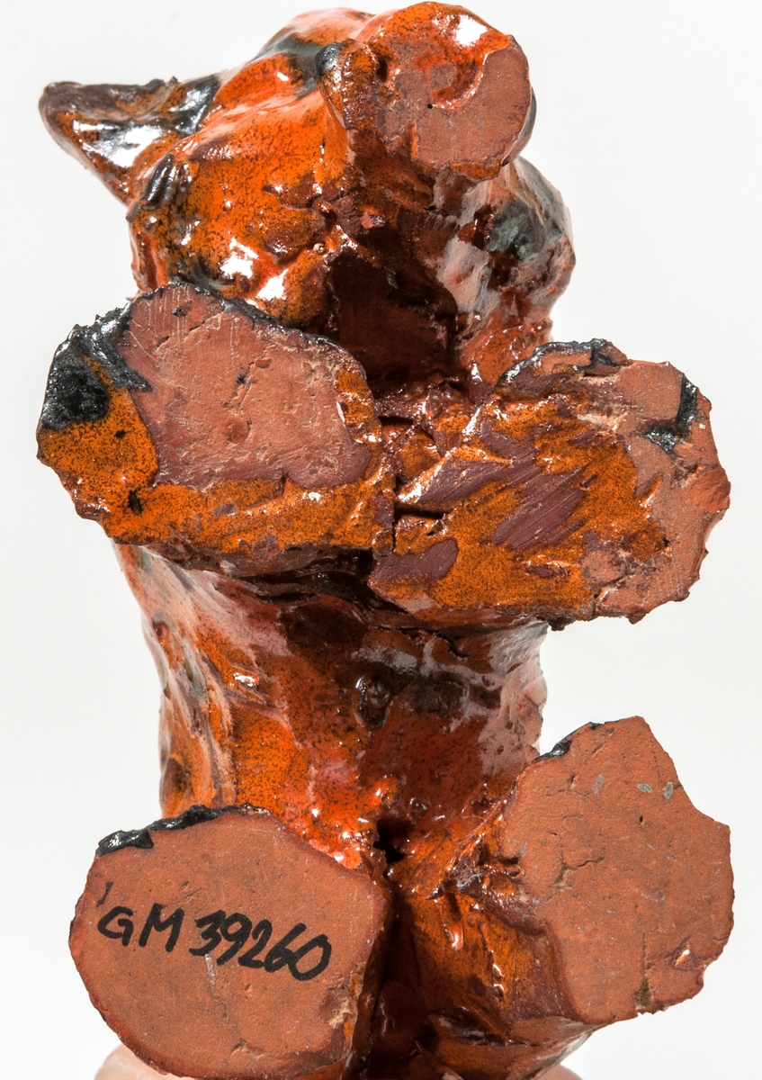 Figurin, vildsvin, orangebrun glasyr, lergods, formgiven av Märta Willborg, 1930-talet.