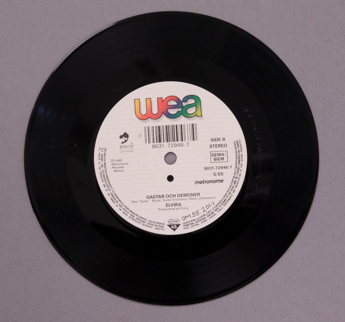 Singel-skiva av svart vinyl med ljusgul papperetikett, i omslag av papper med blå-svart fotografi på framsidan.

Innehåll
Sida A: Bussen trill Gränna
Sida B: Gastar och demoner

JM 55201:1, Skiva
JM 55201:2, Omslag