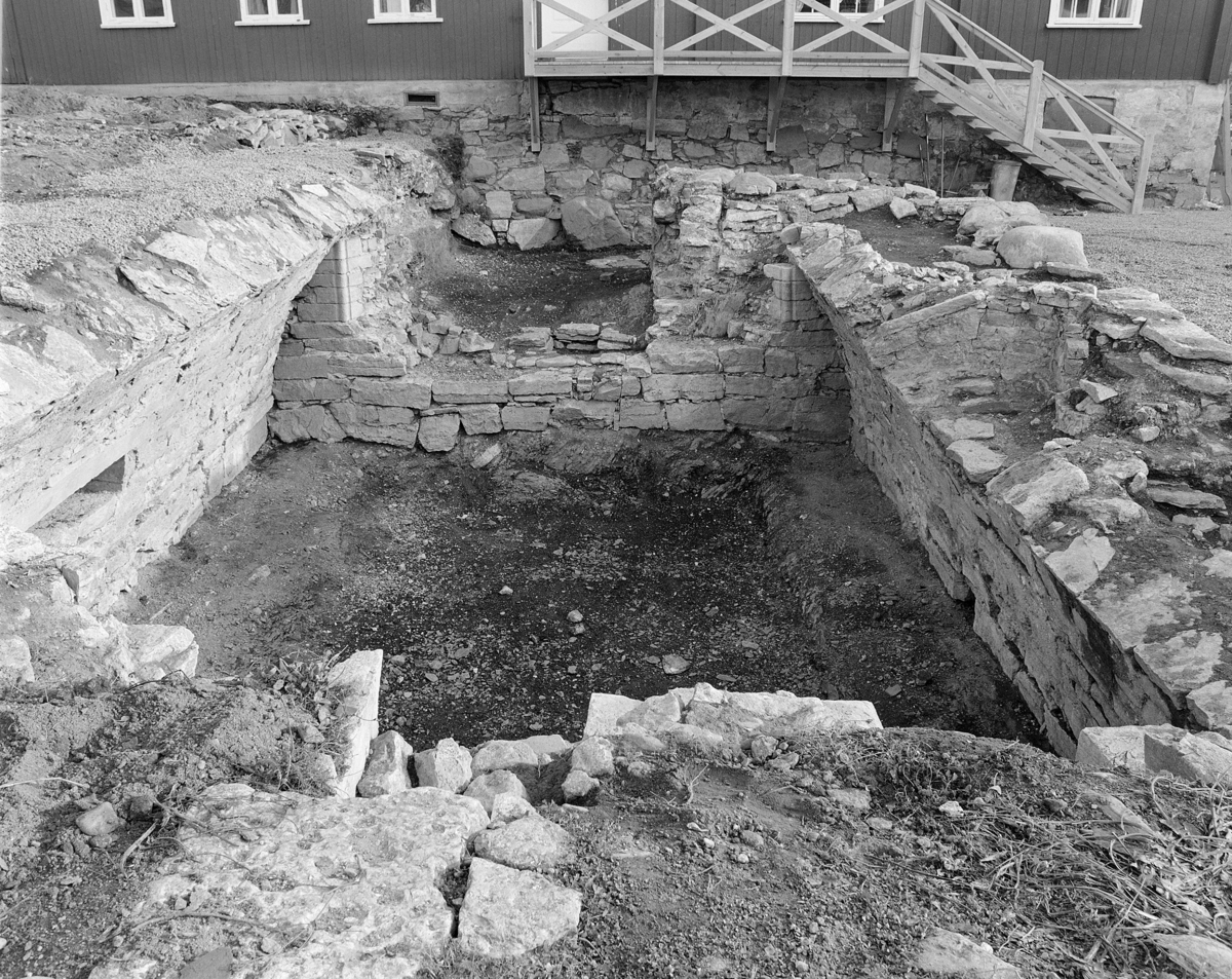 Arkeologiske undersøkelser i kjellerruin vest for drengestua 1986-1989. Oversikt over kjelleranlegget etter utgravning 1989.