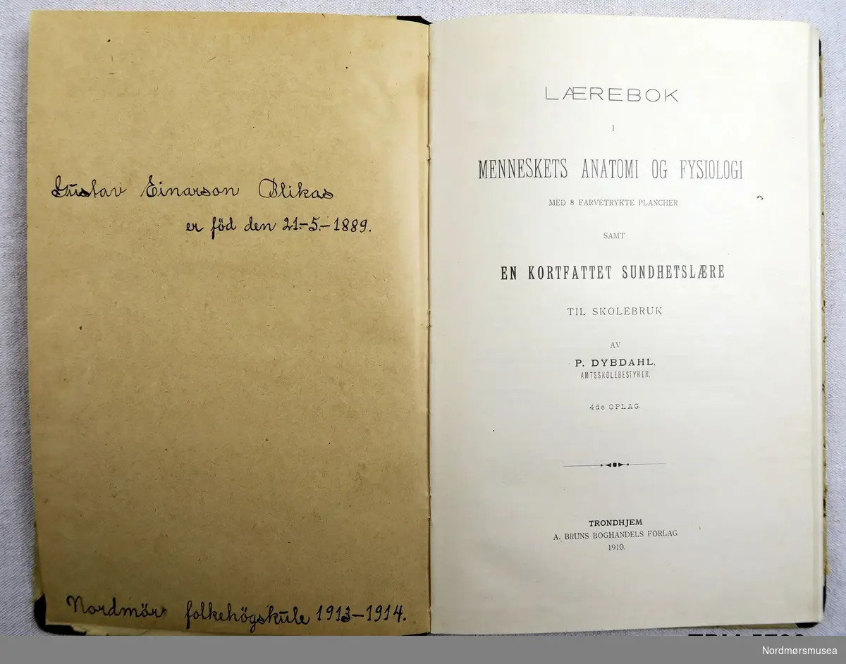 Lærebok frå Nordmøre folkehøgskule 1913-1914. 80 sider.
Gult pappbind med svart sjirtingrygg.