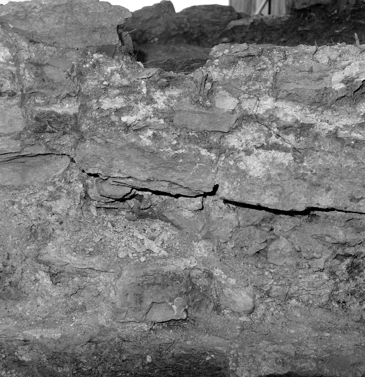Arkeologiske undersøkelser i kjellerruin vest for drengestua 1986-1989. Nordvegg i den nyere delen av kjelleranlegget under utgravning 1989.