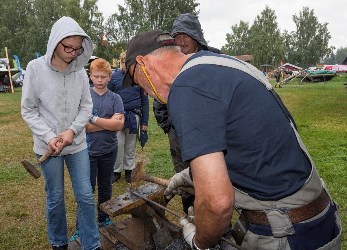 Barn i aktivitet på Knivtorget under De nordiske jakt- og fiskedager 2018. Smed. Smie.