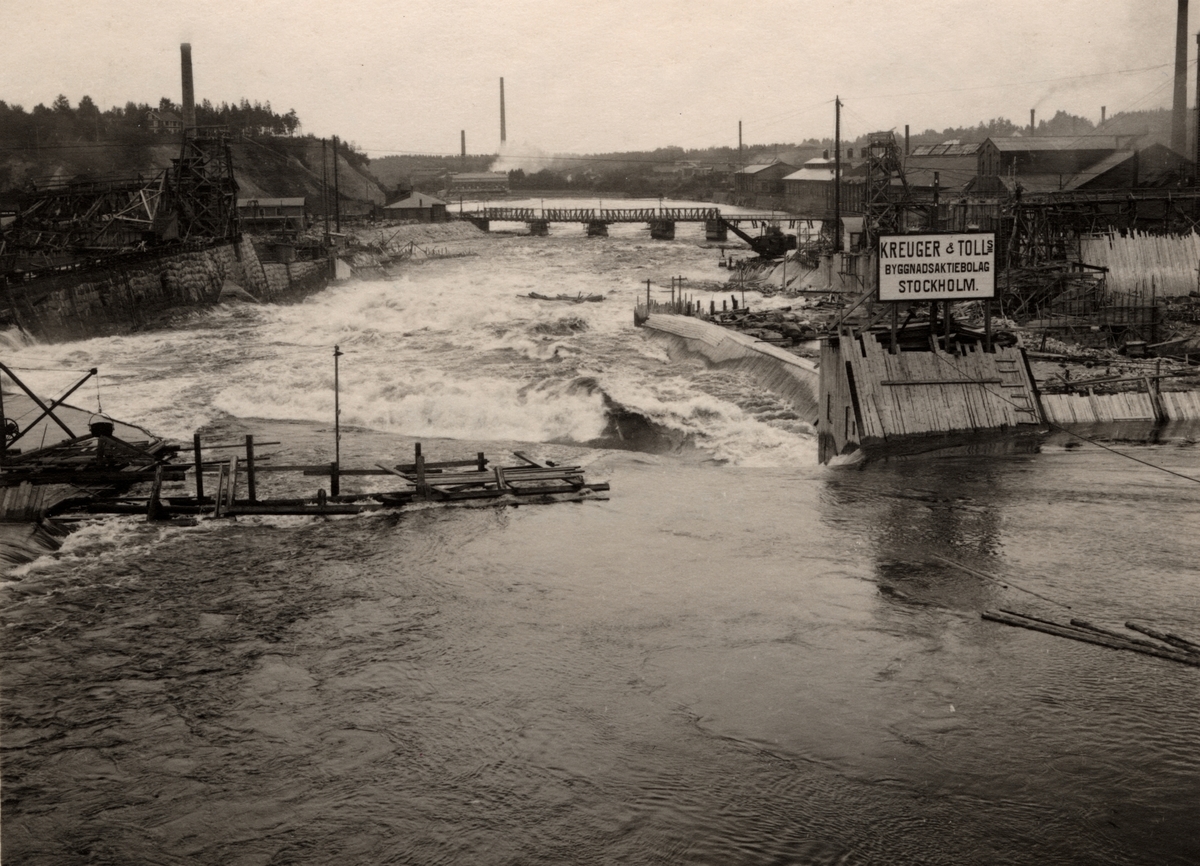 Avesta Järnverk (Avesta Jernverk).
Avestaforsen under pågående byggnader av ny damm, 1930. Foto taget från landsvägsbron.