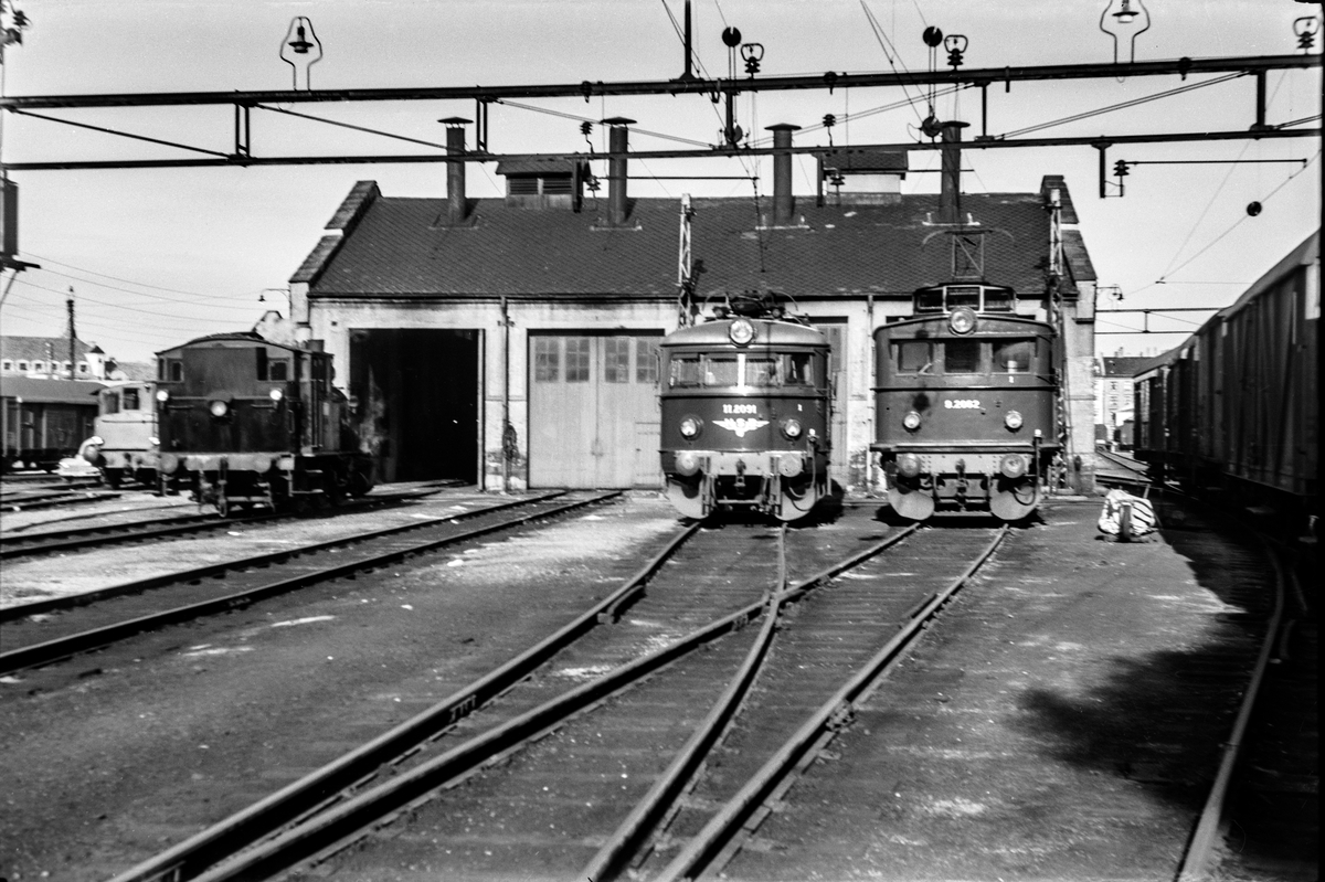 Driftsklare lokomotiver foran lokomotivstallen i Bergen