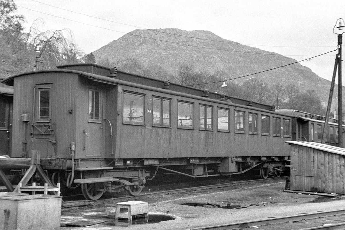 Personvogn litra Bo4b type 3 nr. 967 på Bergen stasjon.